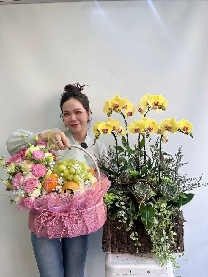 Chậu lan hồ điệp vàng và giỏ trái cây