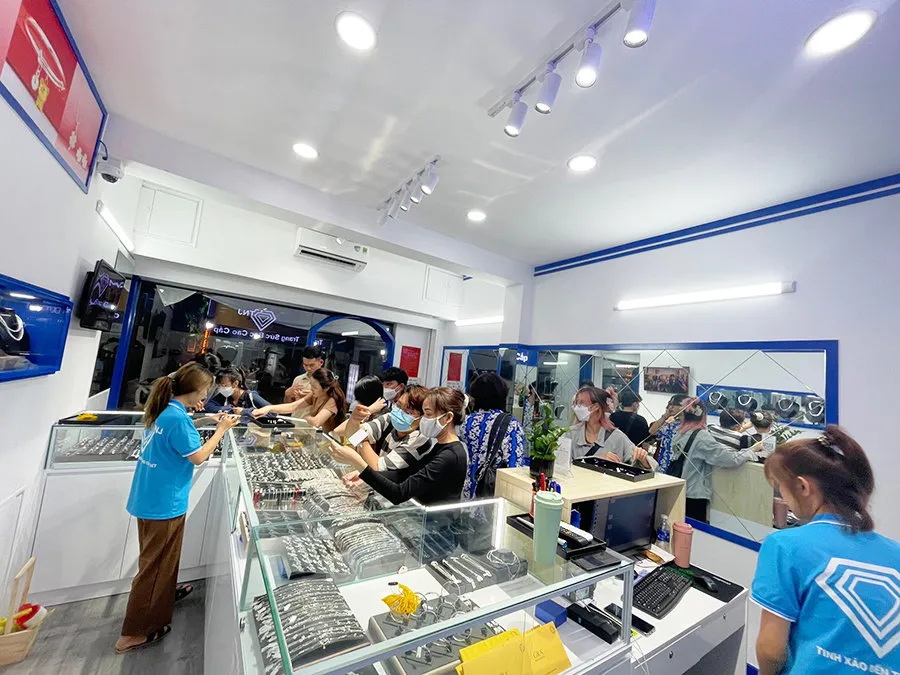 Không gian mua sắm hiện đại tại hệ thống showroom TP.HCM