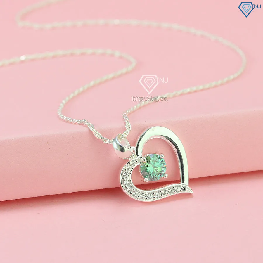 Cận cảnh mặt dây chuyền trái tim đính đá Moissanite tinh xảo
