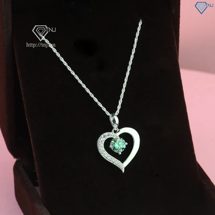 Vẻ đẹp quý phái khi phối mẫu dây chuyền cùng trang phục tối màu