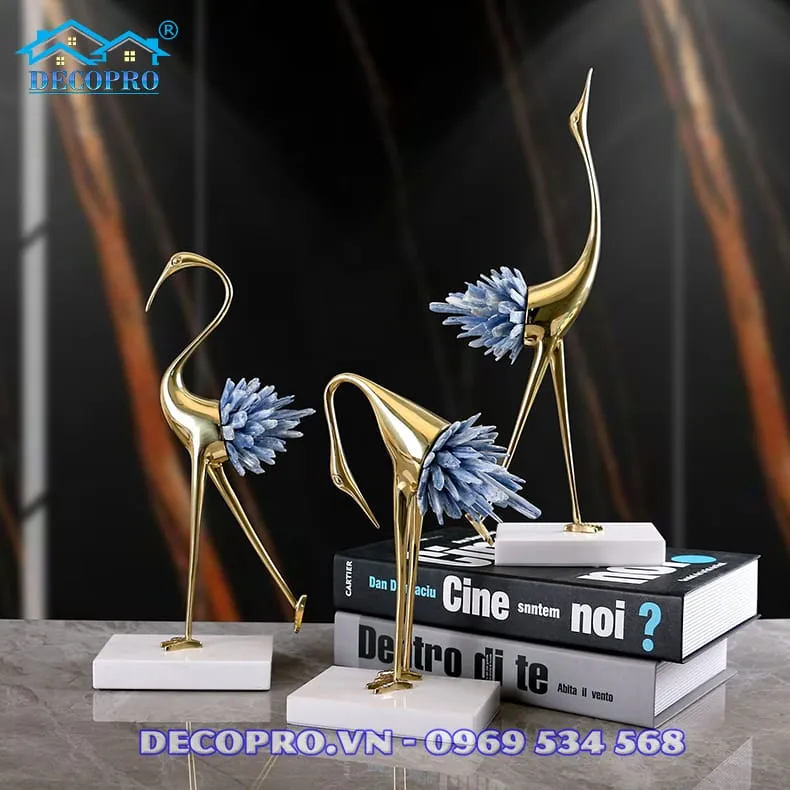 Tác phẩm nghệ thuật điêu khắc chim hạc bằng đồng đứng đĩnh đạc giữa lồng khung kim loại