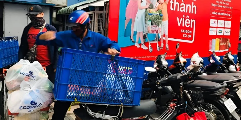 Nhân viên Co.opmart giao giỏ quà Tết 2026 tận cửa cho khách hàng