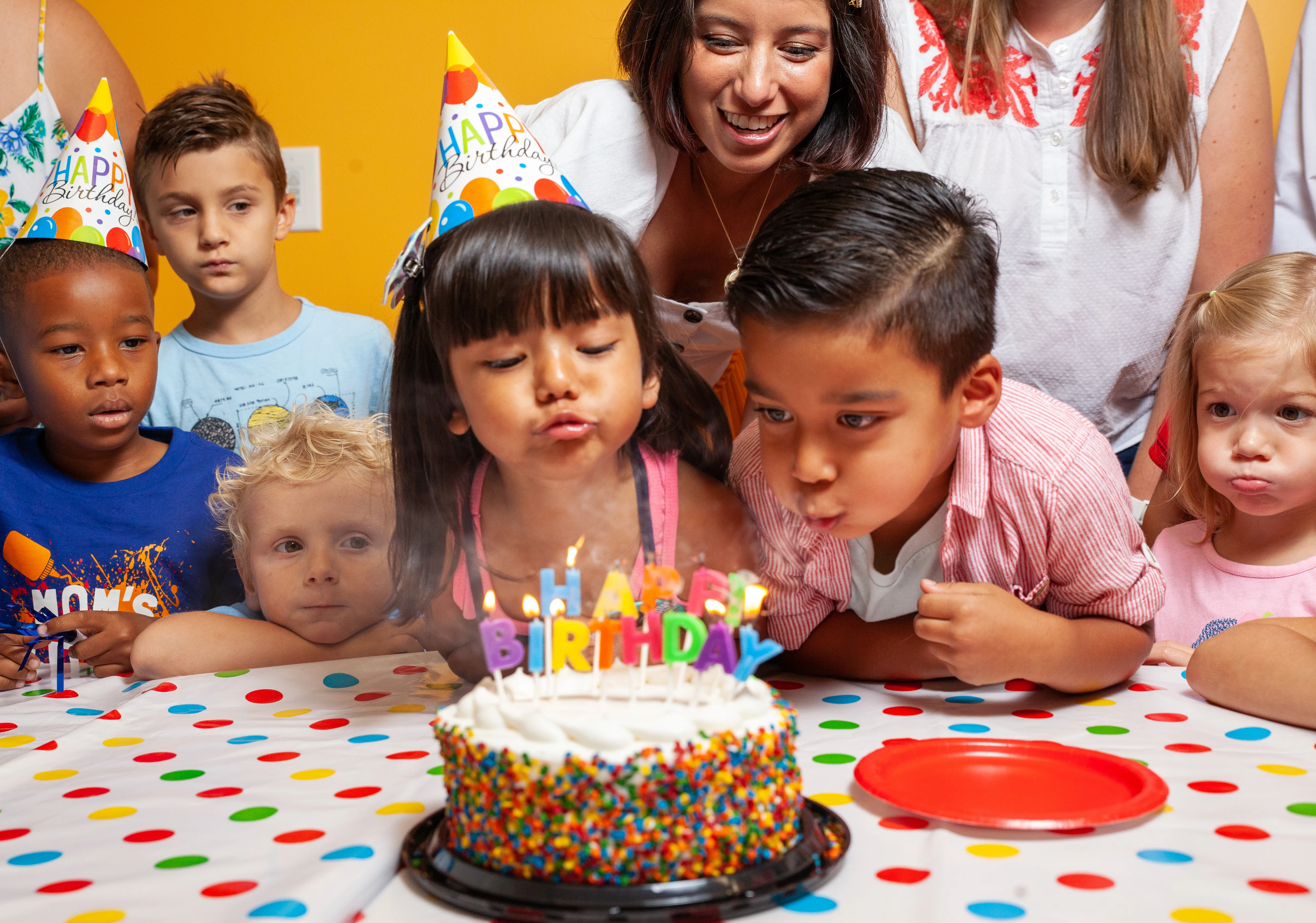 Bé vui chơi tại không gian tiệc có phông nền sinh nhật cho bé rực rỡ