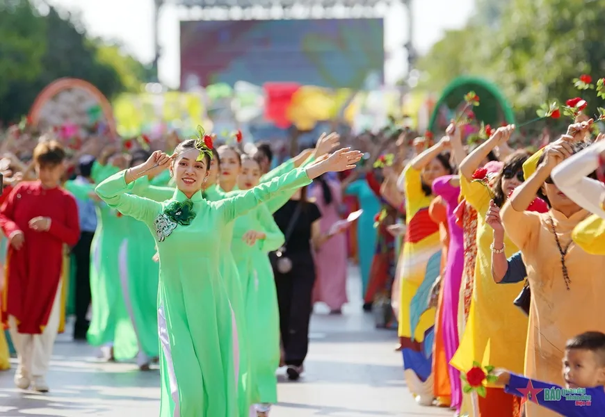 Chương trình đồng diễn với áo dài chủ đề "Tôi yêu áo dài Việt Nam" tại phố đi bộ Nguyễn Huệ, TP Hồ Chí Minh