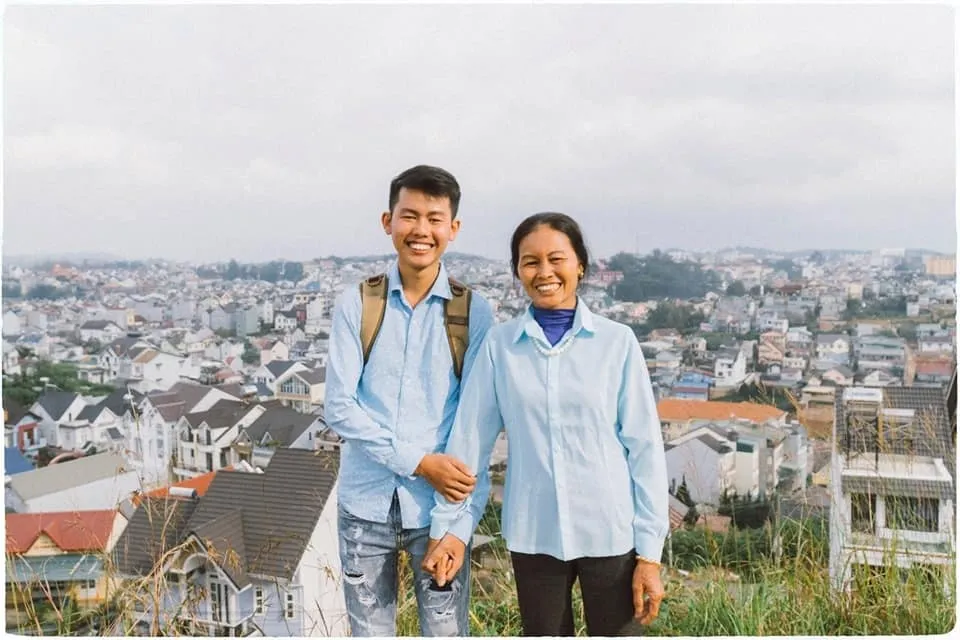 Nhiếp ảnh gia Thạch Thanh Bình cùng mẹ trong chuyến du lịch ý nghĩa