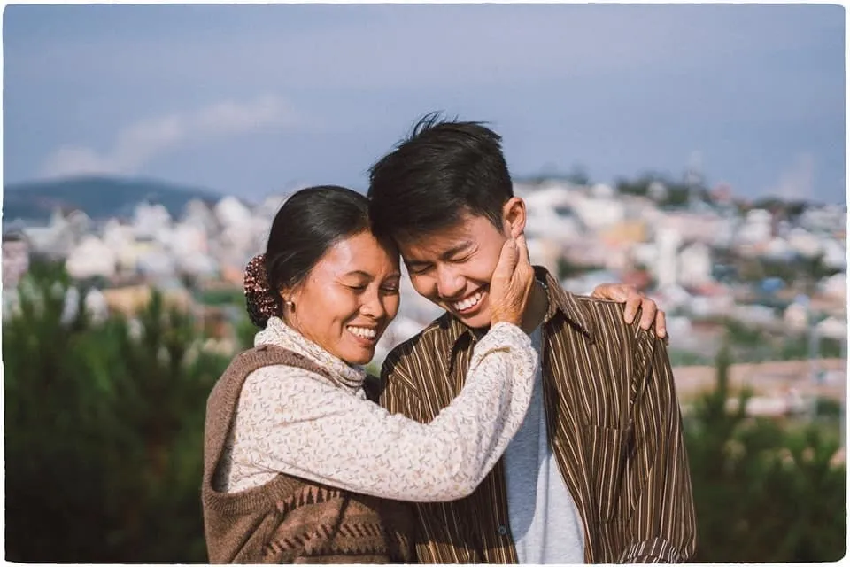 Nhiếp ảnh gia Thạch Thanh Bình cùng mẹ trong chuyến du lịch ý nghĩa