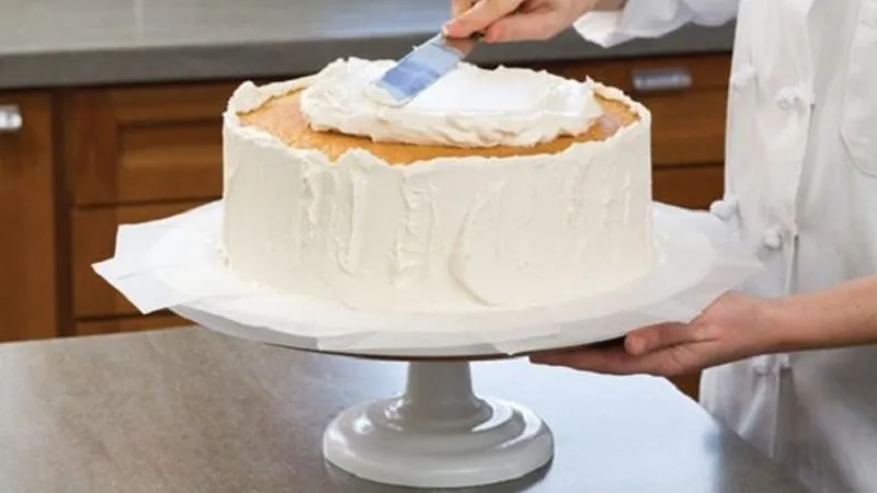 Bàn xoay trang trí bánh kem giúp thao tác chà láng kem thuận tiện