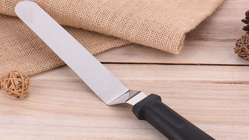 Dao chà láng inox giúp tạo lớp kem mịn mượt trên mặt bánh sinh nhật