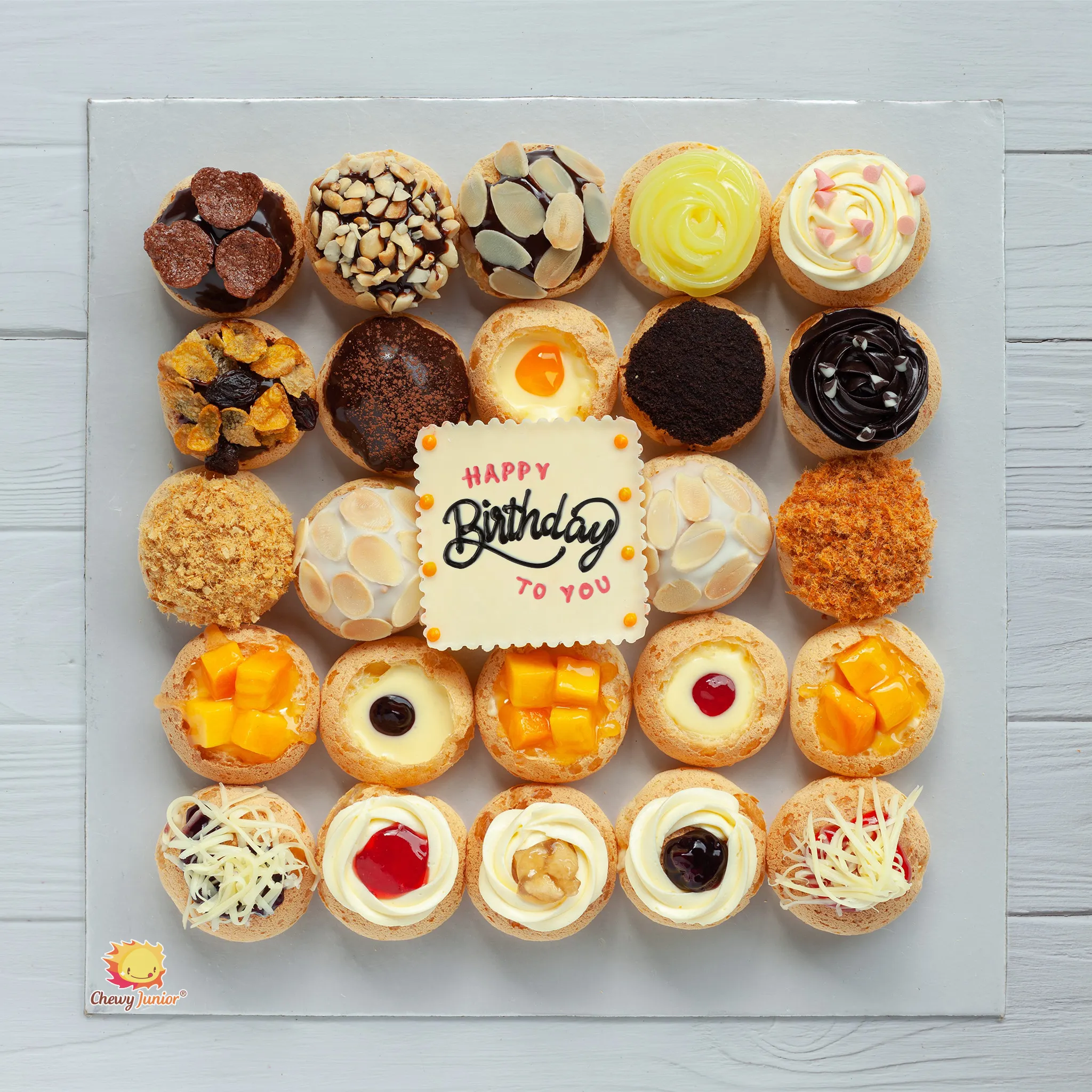 Set bánh su kem kỷ niệm ngày đặc biệt với lớp phủ mứt trái cây rực rỡ