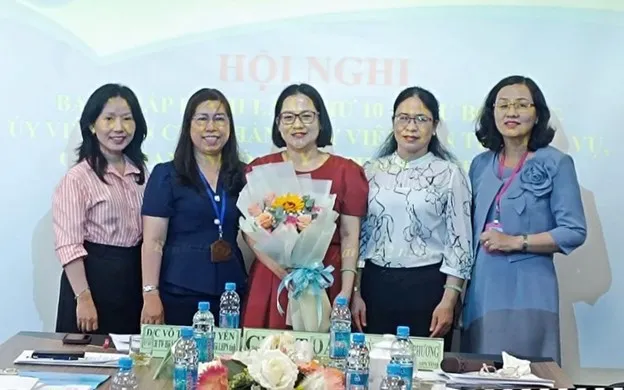 Bà Nguyễn Thị Tuyết Minh và các lãnh đạo Hội liên hiệp phụ nữ tỉnh Bình Dương chúc mừng tân Phó Chủ tịch Nguyễn Thanh Loan nhiệm kỳ 2021-2026