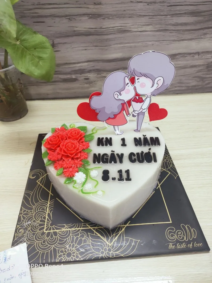 Bánh kem lãng mạn trang trí hoa hồng trắng trên nền hồng