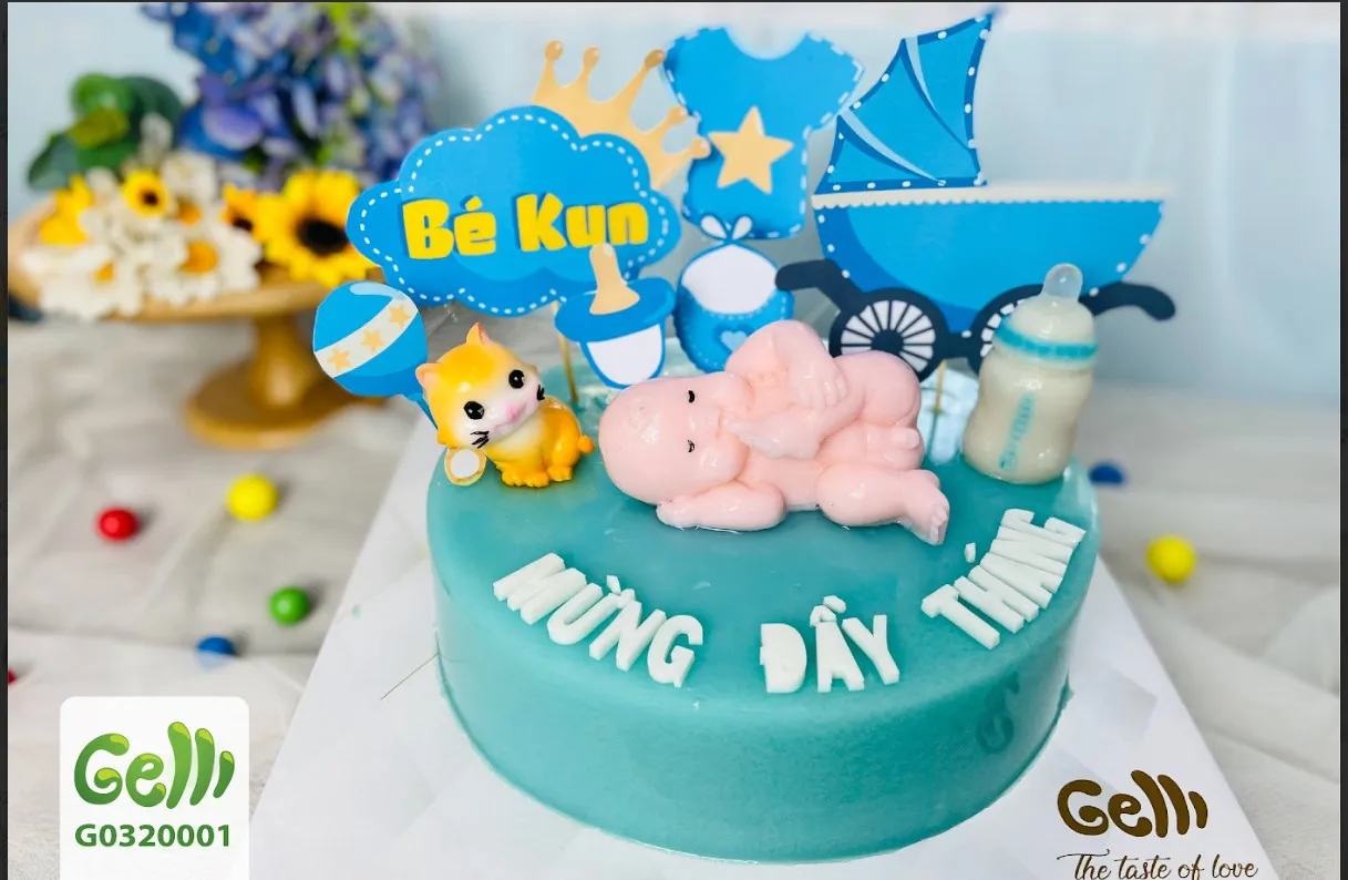 Bánh sinh nhật thôi nôi bé trai với hình em bé đang bò