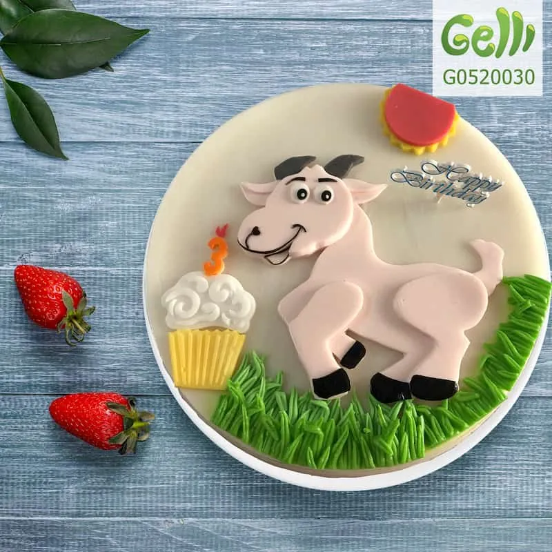 Bánh sinh nhật con dê rau câu 2D với hình chú dê đi trên cánh đồng cỏ tươi vui