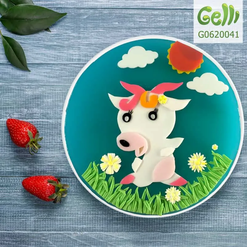 Bánh sinh nhật con dê với nền cỏ xanh và hoa lá