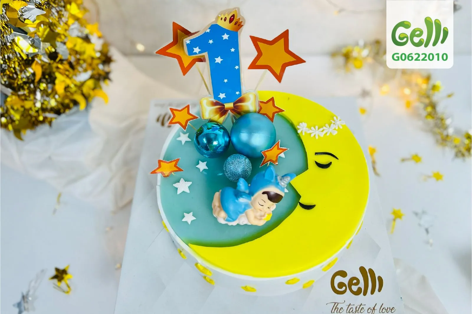 Bánh rau câu thôi nôi với trang trí hoa quả tươi