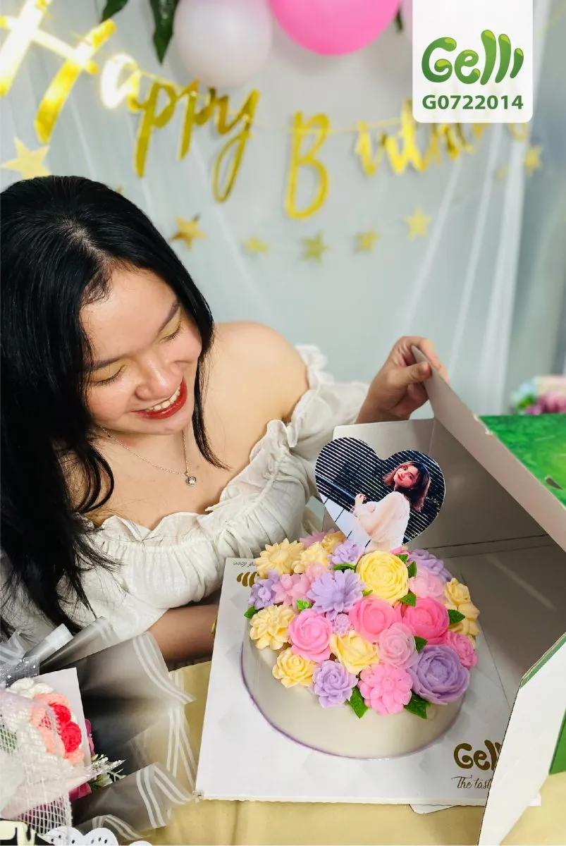 Người phụ nữ hạnh phúc bên chiếc bánh sinh nhật nghệ thuật