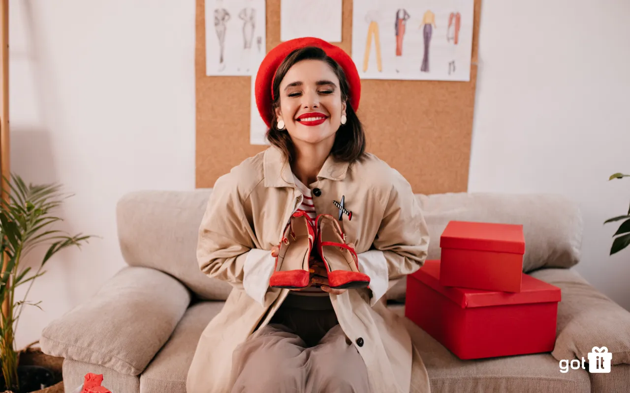 Ví, túi xách là quà sinh nhật cho bạn thân dễ sử dụng, hợp thời trang