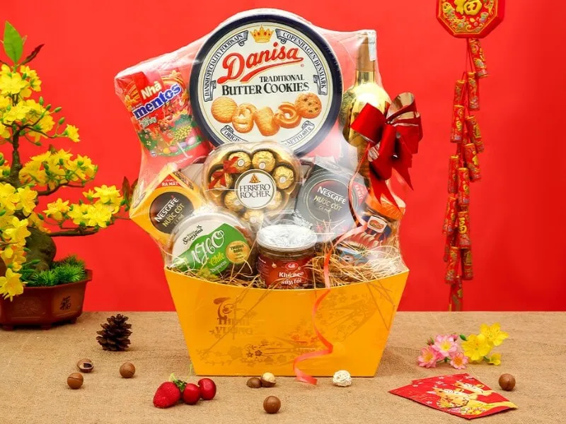 Giỏ bánh kẹo Tết nhiều màu sắc, ngọt ngào, mang không khí sum vầy ngày xuân