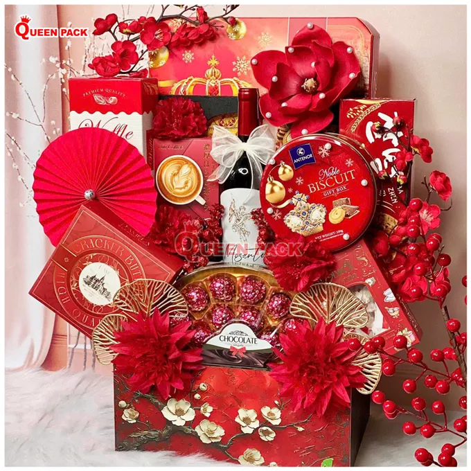 Giỏ quà bằng gỗ khắc hoa đào đỏ mang không khí xuân ấm áp