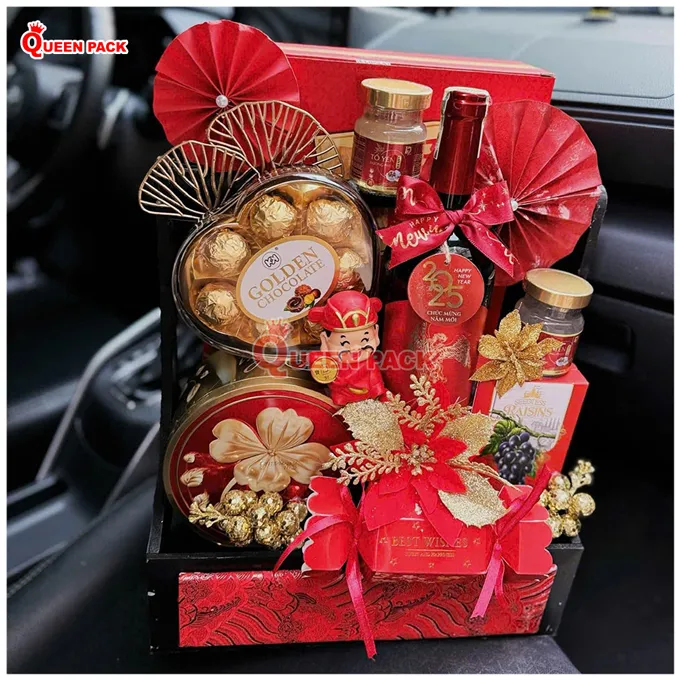 Khay gỗ đựng quà tết bọc vải gấm đỏ đậm nét văn hóa truyền thống