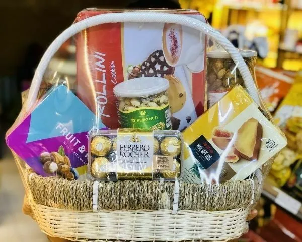 Giỏ quà Tết đầy đủ bánh kẹo và rượu vang thiết kế sang trọng