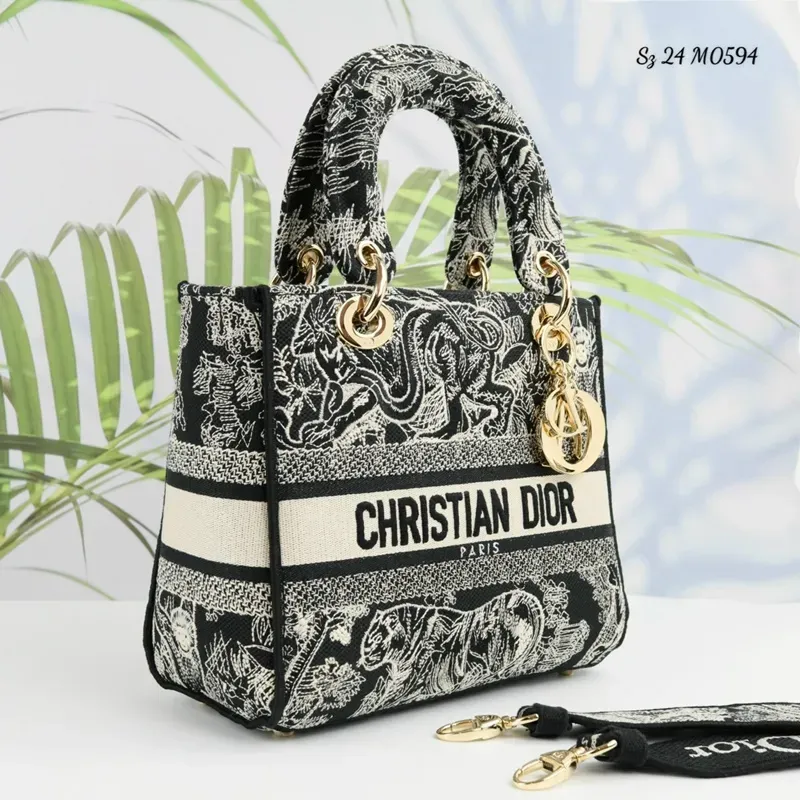 Túi xách là món quà giúp bạn ghi điểm về sự quan tâm và chân thành với nửa kia