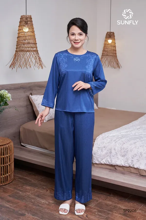 Quà tặng sinh nhật mẹ bộ đồ lụa satin Jacquard vân gỗ