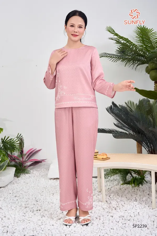 Bộ đồ lụa họa tiết hoa dây tinh tế tặng mẹ