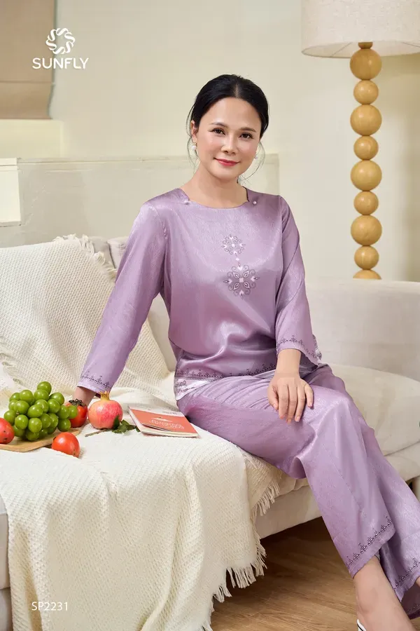 Thiết kế lụa vân gỗ cúc ngọc trai sang trọng cho mẹ