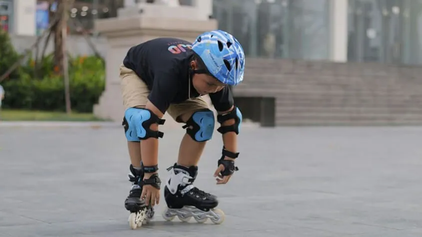 Giày patin quà tặng sinh nhật cho bé trai 10 tuổi năng động