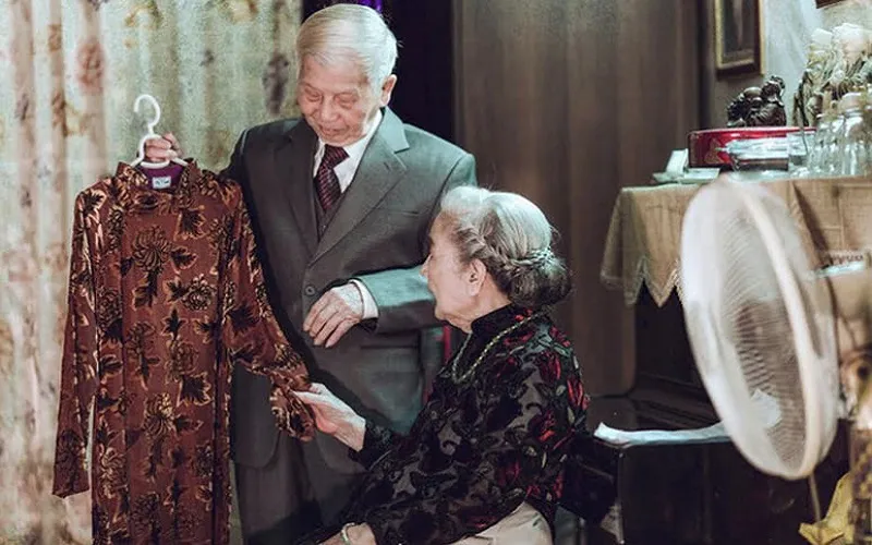 Áo dài truyền thống và vest sang trọng làm quà tết hiếu nghĩa