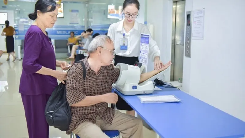 Gói khám sức khỏe định kỳ là món quà tri ân ý nghĩa dành tặng ông bà