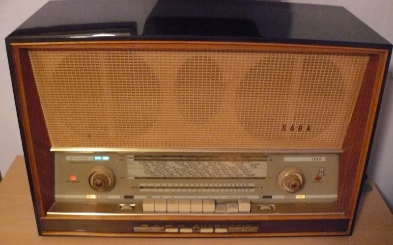 Chiếc radio cổ điển mang lại niềm vui nghe đài quen thuộc cho người già