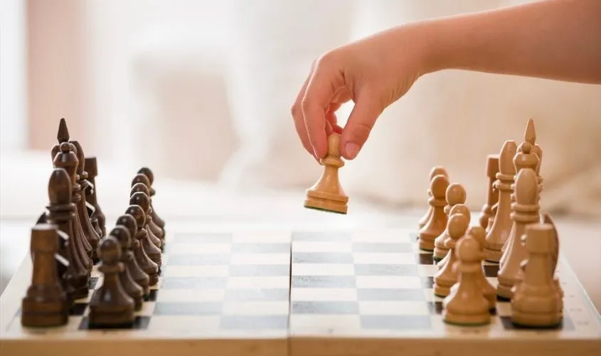 Bộ cờ vua giúp rèn luyện tư duy cho bé trai 10 tuổi