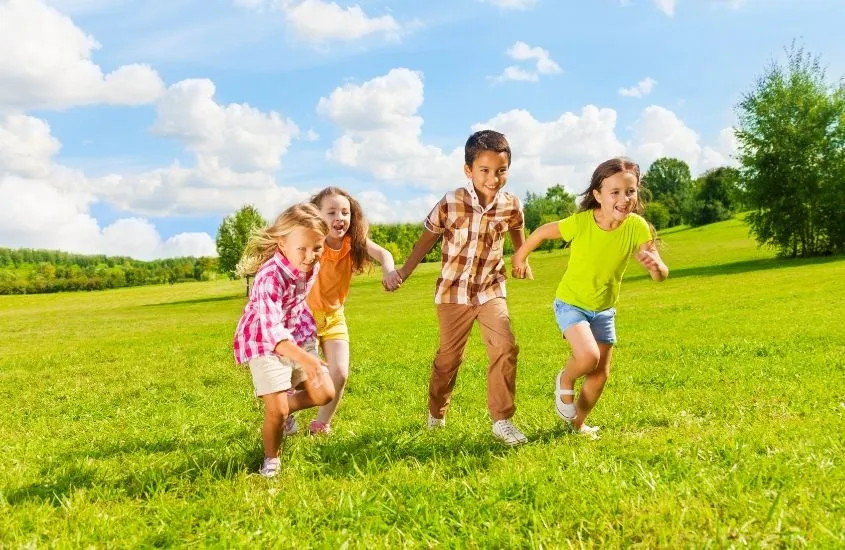 Bé trai 6 tuổi thường hiếu động và rất nhiều năng lượng