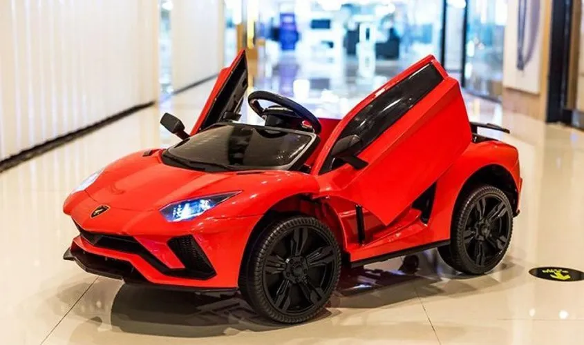 Xe điện hiện đại giúp bé hào hứng khám phá không gian xung quanh