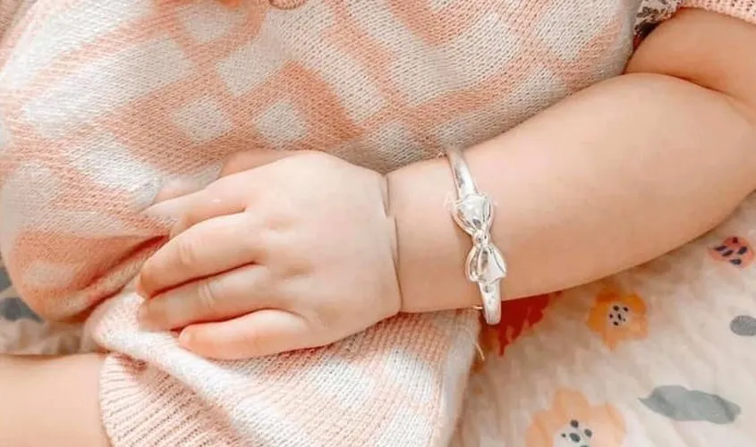 Lắc tay bạc tinh tế là món quà tặng thôi nôi ý nghĩa mang thông điệp bảo vệ sức đời
