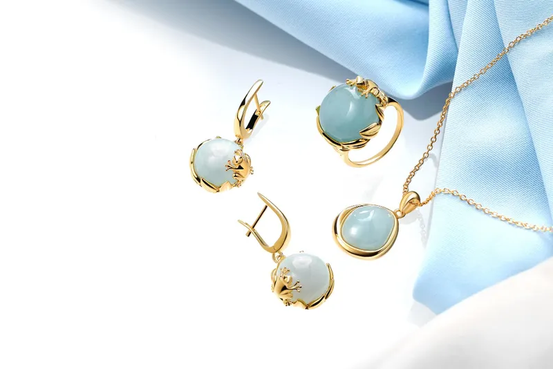 Trang sức sang trọng tặng mẹ 60 tuổi