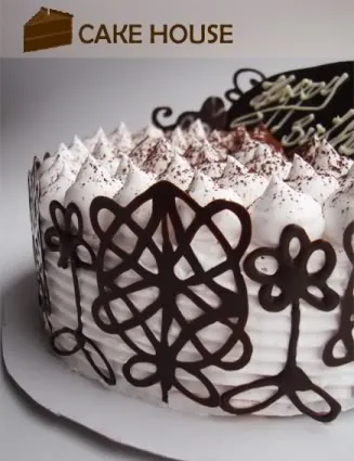 Chocolate ganache bóng bẩy trên bề mặt bánh