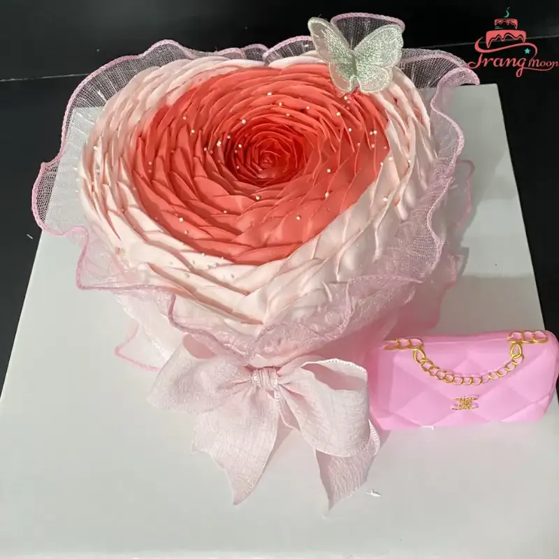 Mẫu bánh kem hoa hồng đỏ phối lá xanh cổ điển