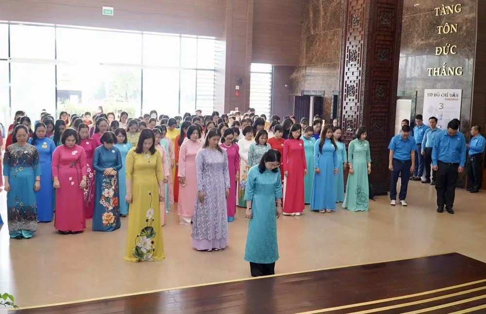 Đoàn đại biểu dâng hương tưởng niệm Bác Tôn – vị lãnh tụ kính yêu