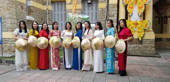 Người Con Gái Huế: Biểu Tượng Dịu Dàng Trong Dòng Chảy Văn Hóa ...