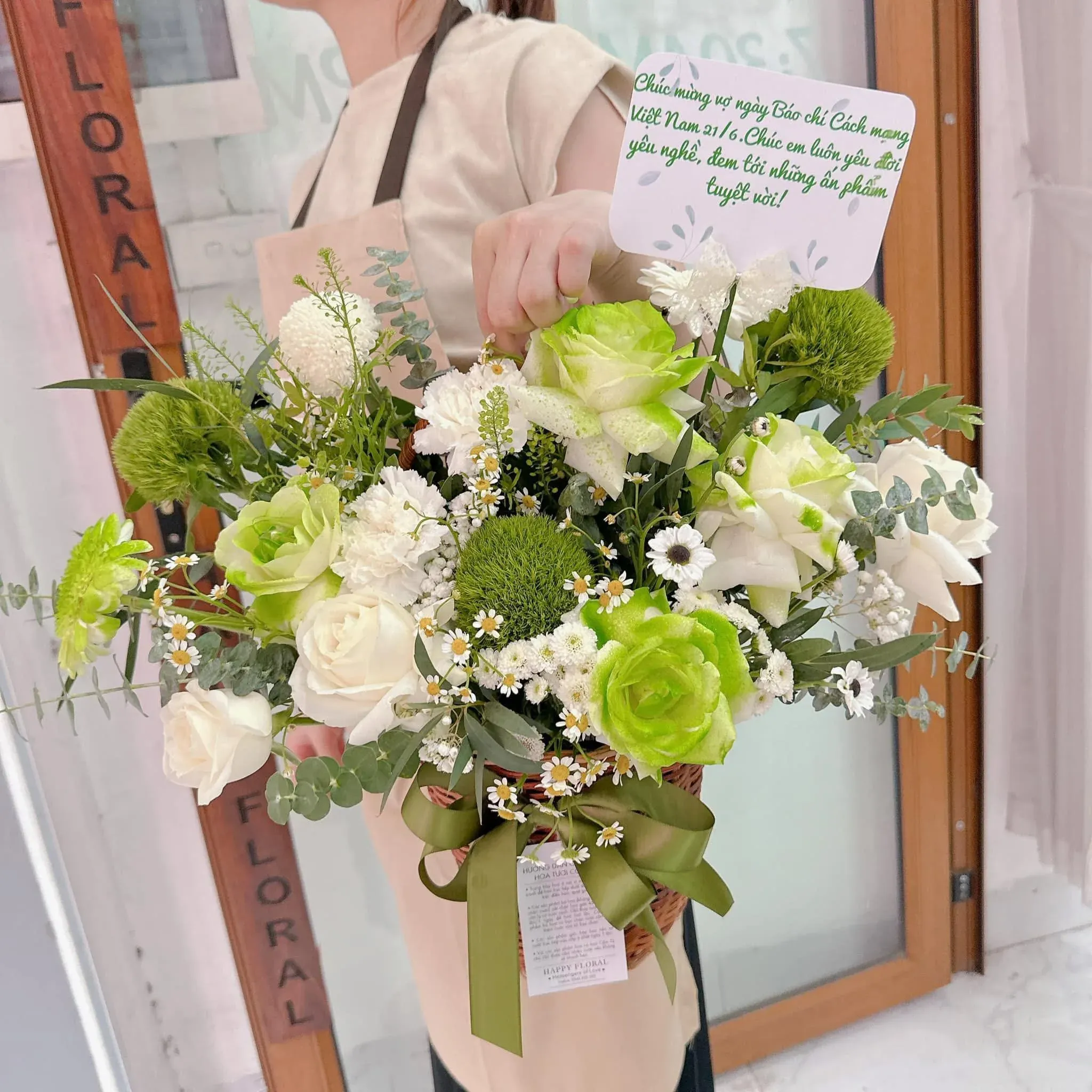 Lẵng hoa chúc mừng ngày Báo chí Việt Nam tone xanh lá sang trọng — Happy Floral