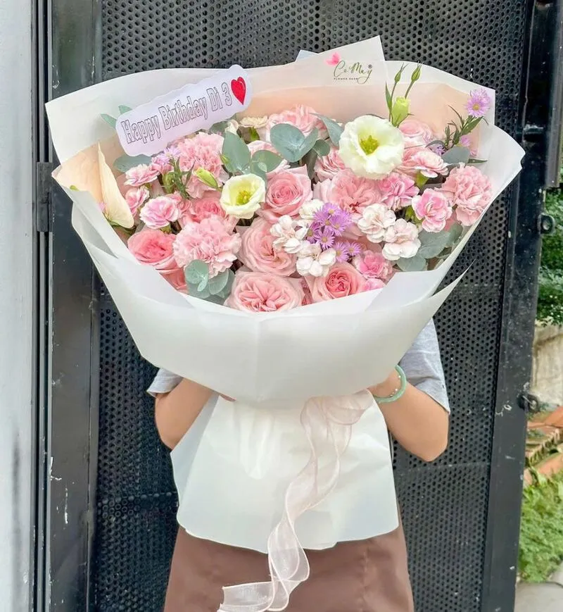 Bó hoa hồng tươi mới sẽ giúp buổi tiệc sinh nhật chị gái trở nên thật lung linh