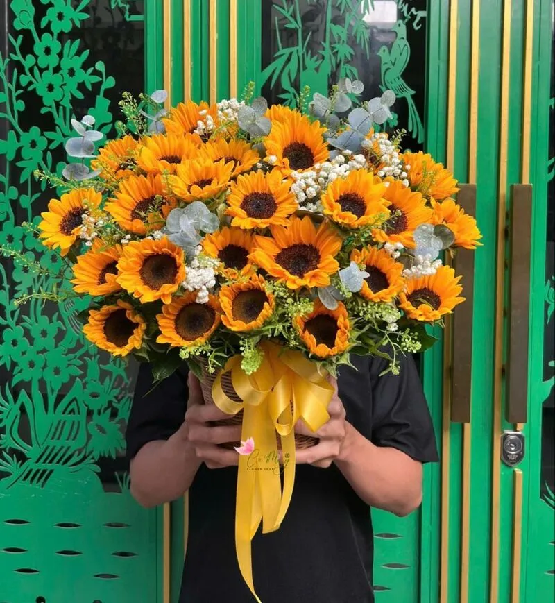 Hướng dương vàng rực tượng trưng niềm vui, sức sống dồi dào, tràn đầy hy vọng