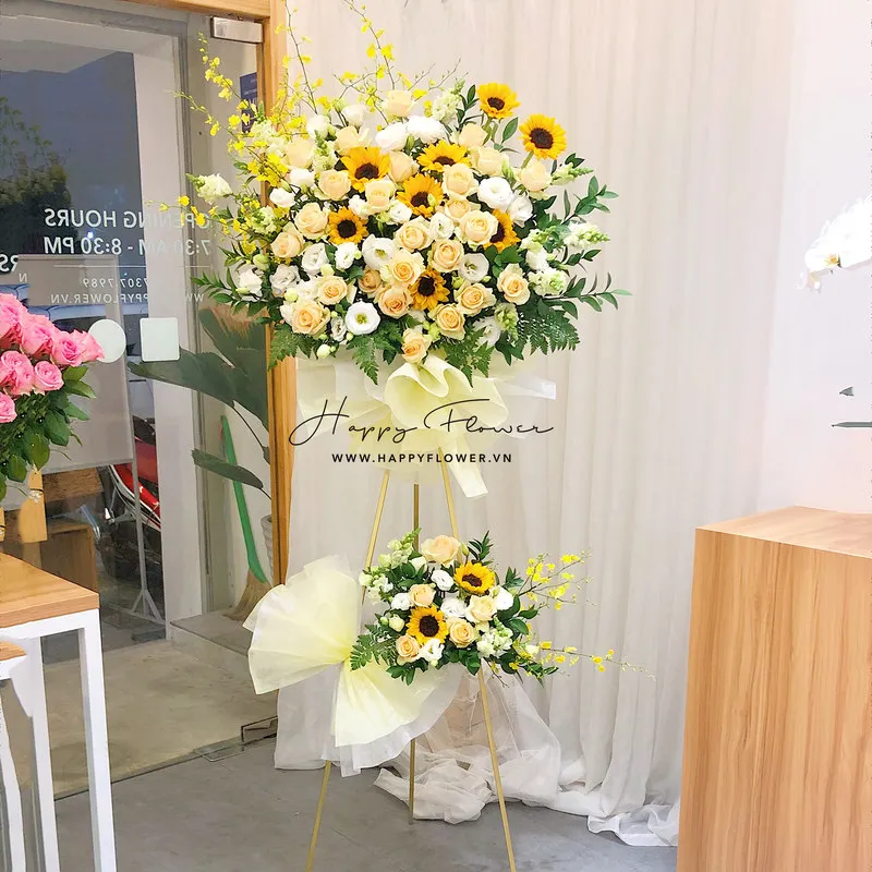 lẵng hoa sinh nhật 2 tầng hướng dương vàng mix hoa hồng màu kem và trắng