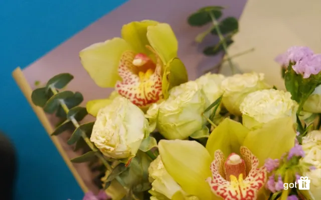 Hoa tươi là quà tặng sinh nhật sếp nữ phổ biến và luôn có trong ngày đặc biệt này