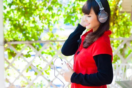 Video và lời bài hát là công cụ hỗ trợ học tiếng Hàn tuyệt vời cho người mới