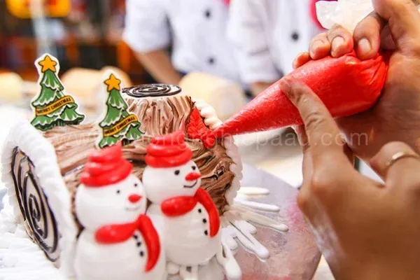 Học trang trí bánh kem theo chủ đề hiện đại