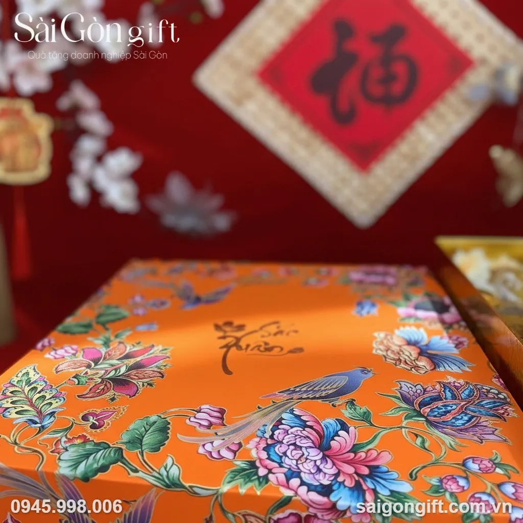 Cận cảnh thiết kế hoa tiết chim hoa trên hộp quà Sắc Xuân
